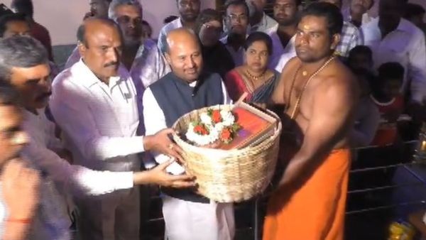 ರಾಮನಗರ ಕರಗೋತ್ಸವ: ಶಕ್ತಿ ದೇವತೆಗೆ ಮಡಿಲಕ್ಕಿ ಸಮರ್ಪಿಸಿದ ಶಾಸಕ ಇಕ್ಬಾಲ್ ಹುಸೇನ್