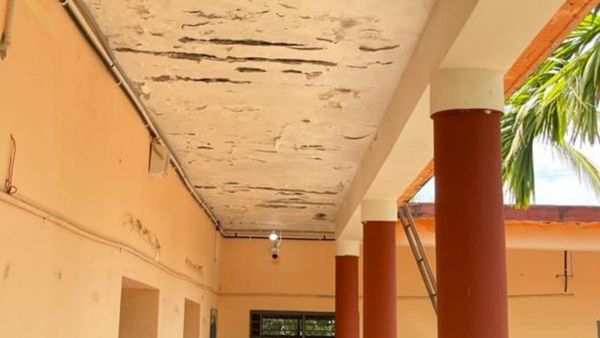 ಚನ್ನಗಿರಿ: ಕುಸಿಯುವ ಹಂತದಲ್ಲಿರುವ ಸರ್ಕಾರಿ ವಸತಿ ಶಾಲೆಯ ಮೆಲ್ಚಾವಣಿ, ವಿದ್ಯಾರ್ಥಿಗಳಿಗೆ ಆತಂಕ