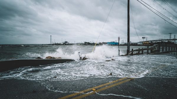 Rain In USA: ಅಮೆರಿಕದಲ್ಲಿ ಗುಡುಗು ಸಹಿತ ಮಳೆ, ಕಡಲ ತೀರಗಳಲ್ಲಿ ಪ್ರವಾಹ- 2,600 ಕ್ಕೂ ಹೆಚ್ಚು ವಿಮಾನಗಳ ರದ್ದು