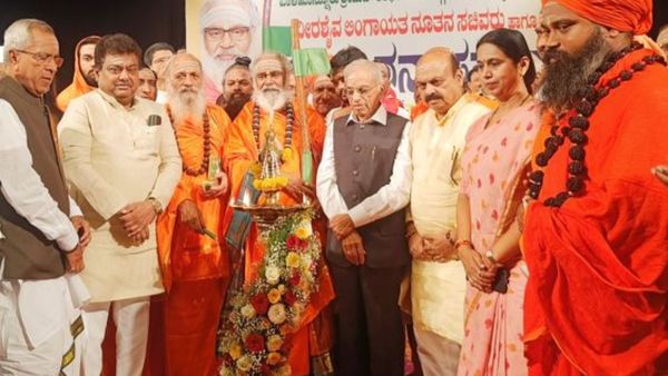 ರಾಜಕೀಯ ಮೀರಿ ವೀರಶೈವ ಲಿಂಗಾಯತರು ಒಟ್ಟಾದರೆ ಸಮಾಜದ ಸಮಸ್ಯೆಗಳಿಗೆ ಪರಿಹಾರ ಸಿಗಲಿದೆ