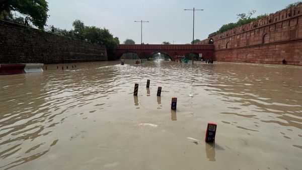 ದೆಹಲಿಯ ಕೆಂಪುಕೋಟೆಗೆ ನುಗ್ಗಿದ ಯಮುನಾ ನದಿ ನೀರು: ಭಾರೀ ಅನಾಹುತದ ಮುನ್ಸೂಚನೆ- ಅಸಹಾಯಕರಾದ ಕೇಜ್ರಿವಾಲ್‌