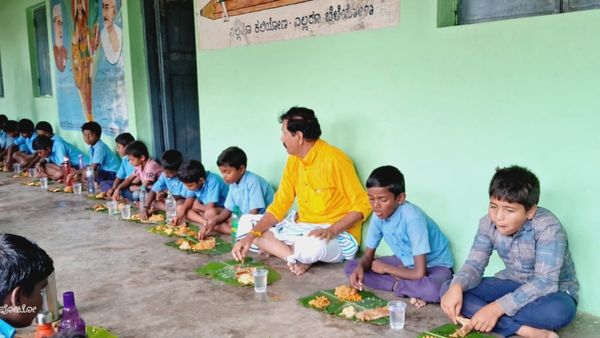 ಯಗಟಿಯ ಸರ್ಕಾರಿ ಶಾಲೆಯಲ್ಲಿ ವಿದ್ಯಾರ್ಥಿಗಳೊಂದಿಗೆ ಕುಳಿತು ಹೋಳಿಗೆ ಊಟ ಸವಿದ ವೈ. ಎಸ್. ವಿ.ದತ್ತ