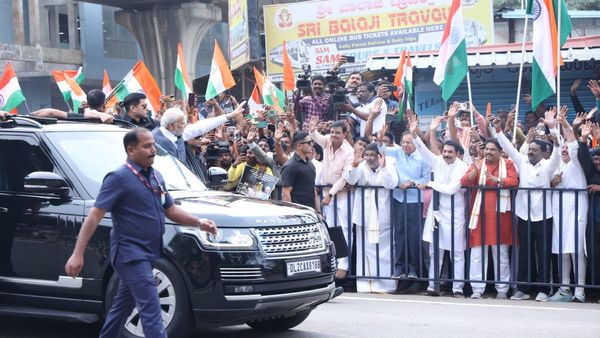 ಮೋದಿ ಭೇಟಿಗೆ ಸಿಗದ ಅವಕಾಶ; ಬ್ಯಾರಿಕೇಡ್ ಆಚೆ ನಿಂತು ಕೈಬೀಸಿದ ಬಿಜೆಪಿ ನಾಯಕರ ಫೋಟೋ ವೈರಲ್!