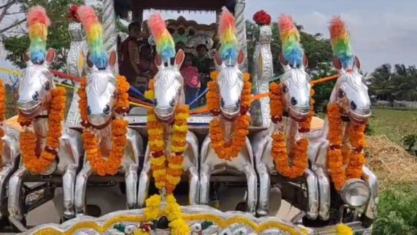 ಹೂಮಳೆ..ಡೊಳ್ಳು ಕುಣಿತ..ಬೆಳ್ಳಿ ರಥದ ಮೆರವಣೆಗೆ: ಸರ್ಕಾರಿ ಶಾಲೆ ಶಿಕ್ಷಕಿಗೆ ಅದ್ಧೂರಿ ಬೀಳ್ಕೊಡುಗೆ