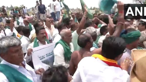 ಕಾವೇರಿ ವಿವಾದ: ಮಂಡ್ಯದಲ್ಲಿ ರೈತ ಸಂಘಟನೆಗಳಿಂದ ಮುಂದುವರೆದ ಪ್ರತಿಭಟನೆ