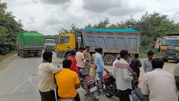 ಬೆಳೆ, ಆರೋಗ್ಯಕ್ಕೆ ಮಾರಕವಾದ ಕ್ರಷರ್ ಧೂಳು: ವಾಹನ ತಡೆದು ರೈತರ ಪ್ರತಿಭಟನೆ