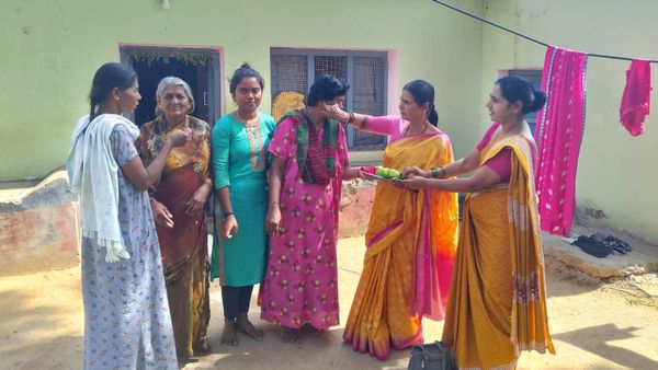 ನಾಳೆ ಗೃಹಲಕ್ಷ್ಮೀ ಯೋಜನೆಗೆ ಚಾಲನೆ: ಚಿತ್ರದುರ್ಗದಲ್ಲಿ ಮಹಿಳೆಯರಿಗೆ ಅರಿಶಿನ, ಕುಂಕುಮ ನೀಡಿ ಕಾರ್ಯಕ್ರಮಕ್ಕೆ ಆಹ್ವಾನ