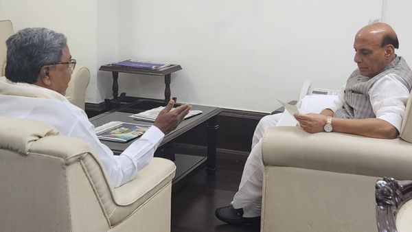 ಮೈಸೂರು ದಸರಾದಲ್ಲಿ ಅದ್ಧೂರಿ ಏರ್ ಶೋ: ರಕ್ಷಣಾ ಸಚಿವ ರಾಜನಾಥ್ ಸಿಂಗ್ ಭೇಟಿಯಾಗಿ ಸಿಎಂ ಸಿದ್ದರಾಮಯ್ಯ ಮಾಡಿದ ಮನವಿ ಏನು?