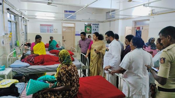 ಚಾಮರಾಜನಗರ: ಆಸ್ಪತ್ರೆ, ಇಂದಿರಾ ಕ್ಯಾಂಟೀನ್, ಹಾಸ್ಟೆಲ್‌ಗೆ ದಿಢೀರ್ ಭೇಟಿ ನೀಡಿದ ಜಿಲ್ಲಾಧಿಕಾರಿ