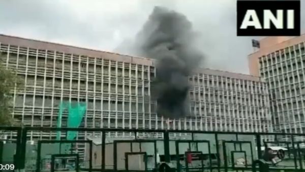 Delhi AIIMS Fire: ದೆಹಲಿ ಏಮ್ಸ್‌ನಲ್ಲಿ ಬೆಂಕಿ, ರೋಗಿಗಳ ಸ್ಥಳಾಂತರ