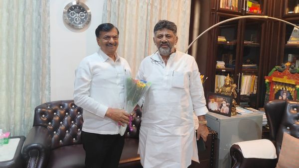 ಡಿಕೆಶಿ ಭೇಟಿಯಾದ ಜೆಡಿಎಸ್ ನಾಯಕ ಆಯನೂರು ಮಂಜುನಾಥ!