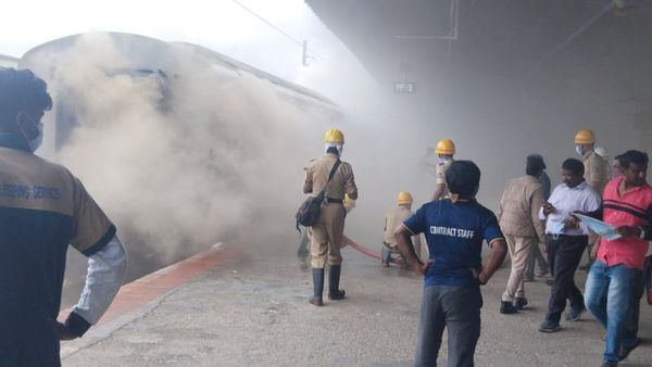 Breaking: ಮೆಜೆಸ್ಟಿಕ್ ರೈಲ್ವೆ ನಿಲ್ದಾಣದಲ್ಲಿ ಅಗ್ನಿ ಅವಘಡ: ರೈಲಿನಲ್ಲಿ ಕಾಣಿಸಿಕೊಂಡ ಬೆಂಕಿ!