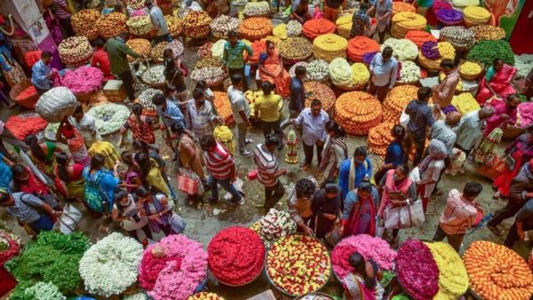 ವರಮಹಾಲಕ್ಷ್ಮಿ, ಓಣಂ ಹಬ್ಬಕ್ಕೆ ಹೂವಿನ ಬೆಲೆಯಲ್ಲಿ ಏರಿಕೆ, ಯಾವುದಕ್ಕೆ ಎಷ್ಟು ಬೆಲೆ ತಿಳಿಯಿರಿ