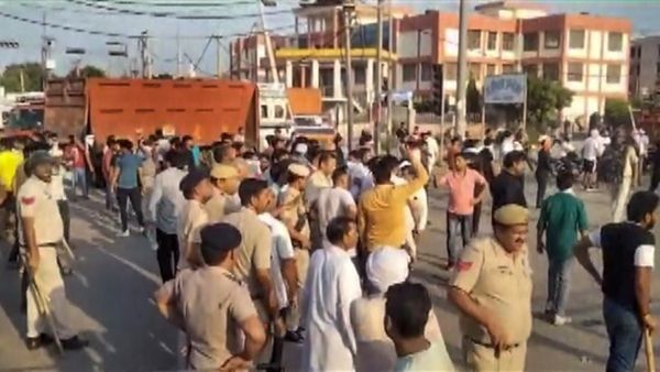 ಗುರುಗ್ರಾಮ್‌ ಕೋಮು ಘರ್ಷಣೆ: ರೆಸ್ಟೋರೆಂಟ್, ಅಂಗಡಿಗಳಿಗೆ ಬೆಂಕಿ ಹಚ್ಚಿದ ಜನಸಮೂಹ!