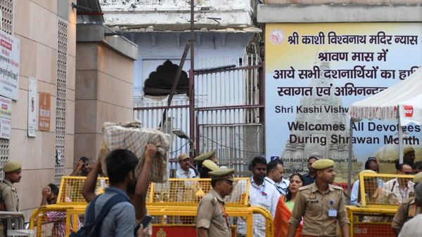 ಜ್ಞಾನವಾಪಿ ಮಸೀದಿ ಸಮೀಕ್ಷೆ: ಗೋಡೆ, ಕಂಬಗಳ ಮೇಲೆ ತ್ರಿಶೂಲ, ಸ್ವಸ್ತಿಕ, ಗಂಟೆ ಮತ್ತು ಹೂವಿನ ಚಿಹ್ನೆ