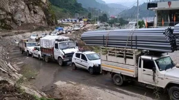 ಹಿಮಾಚಲ ಪ್ರದೇಶದಲ್ಲಿ ಭಾರಿ ಮಳೆ: ಕುಲು-ಮಂಡಿ ಹೆದ್ದಾರಿಯಲ್ಲಿ ಸಿಲುಕಿದ 700 ವಾಹನಗಳು