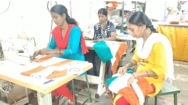 ಧಾರವಾಡದ ಗರಗ ಖಾದಿ ಕೇಂದ್ರಕ್ಕೆ ಶುಕ್ರದೆಸೆ: ಬಟ್ಟೆಯಷ್ಟೇ ಅಲ್ಲ, ರಾಷ್ಟ್ರಧ್ವಜ ತಯಾರಿಕೆಗೂ ಪರವಾನಿಗೆ