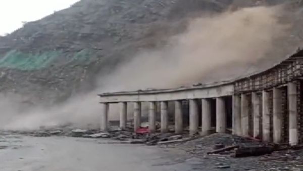 ವಿಡಿಯೋ; ಜಮ್ಮುವಿನಲ್ಲಿ ಗುಡ್ಡ ಕುಸಿತ, ಹೆದ್ದಾರಿ ಬಂದ್