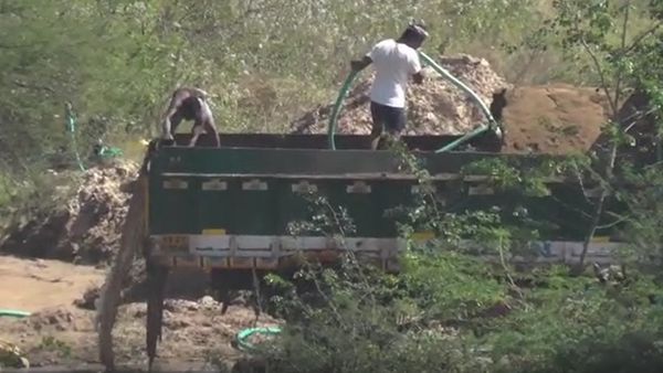 ಹುಬ್ಬಳ್ಳಿ: ಅಕ್ರಮ ಮರಳು ಸಾಗಾಟದ ಟಿಪ್ಪರ್‌ ವಶಕ್ಕೆ ಪಡೆದ ಗಣಿ & ಭೂ ವಿಜ್ಞಾನ ಇಲಾಖೆ ಅಧಿಕಾರಿಗಳು