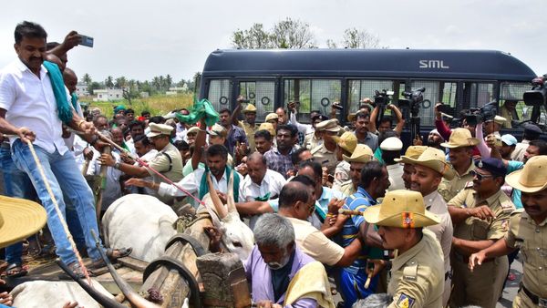 ಮಂಡ್ಯದಲ್ಲಿ ಹೆಚ್ಚಿದ ಕಾವೇರಿ ಕಾವು: ಬೆಂಗಳೂರು-ಮೈಸೂರು ಹೆದ್ದಾರಿಯಲ್ಲಿ ರೈತರ ಬಂಧನ