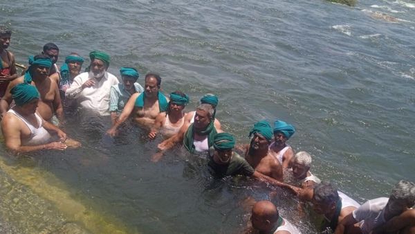 ಮಂಡ್ಯ: ತಮಿಳುನಾಡಿಗೆ ಕಾವೇರಿ ನೀರು ಬಿಡುಗಡೆ ವಿರೋಧಿಸಿ ಪ್ರತಿಭಟನೆಗಿಳಿದ ರೈತರು