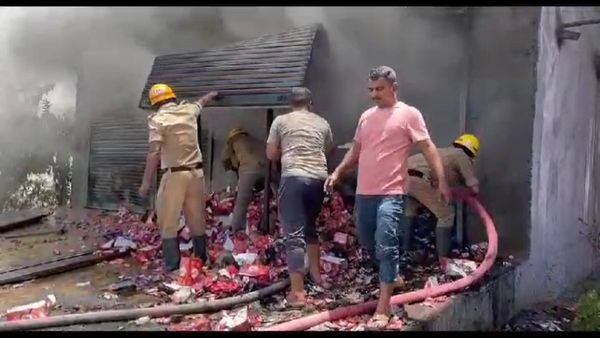 ಹಾವೇರಿ: ಪಟಾಕಿ ದಾಸ್ತಾನು ಗೋದಾಮಿಗೆ ಬೆಂಕಿ, ಸುಟ್ಟು ಕರಕಲಾದ ಲಕ್ಷಾಂತರ ರೂಪಾಯಿ ಮೌಲ್ಯದ ವಸ್ತುಗಳು