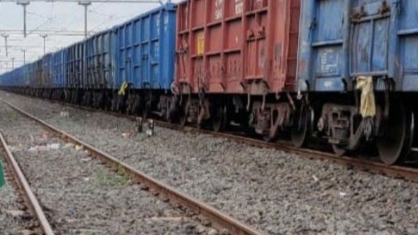 ಕಪಾಳ ಮೋಕ್ಷಕ್ಕೆ ಆಯತಪ್ಪಿ ರೈಲ್ವೇ ಹಳಿ ಮೇಲೆ ಬಿದ್ದ ವ್ಯಕ್ತಿ! ಮುಂದಾಗಿದ್ದು ದುರಂತ, ಸಿಸಿಟಿವಿಯಲ್ಲಿ ಸೆರೆ!