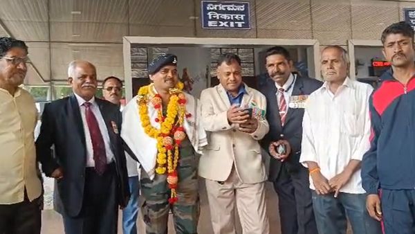 ಧಾರವಾಡ: 30 ವರ್ಷ ಸೇವೆ ಪೂರೈಸಿ ಸ್ವಾಗ್ರಾಮಕ್ಕೆ ಆಗಮನಿಸಿದ ವೀರ ಯೋಧನಿಗೆ ಅದ್ಧೂರಿ ಸ್ವಾಗತ