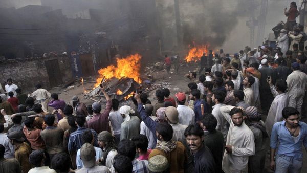 ಪಾಕಿಸ್ತಾನದಲ್ಲಿ ಚರ್ಚ್ ಗೆ ಬೆಂಕಿ: ಭಯಭೀತರಾದ ಕ್ರಿಶ್ಚಿಯನ್ನರು!