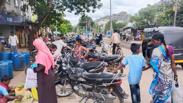 ರಾಯಚೂರು: ಫುಟ್‌ಪಾತ್‌ ಮೇಲೆಯೇ ವಾಹನಗಳ ನಿಲುಗಡೆ, ಪದಚಾರಿಗಳಿಗೆ ಆಪತ್ತು, ಕ್ಯಾರೆ ಅನ್ನದ ಅಧಿಕಾರಿಗಳು