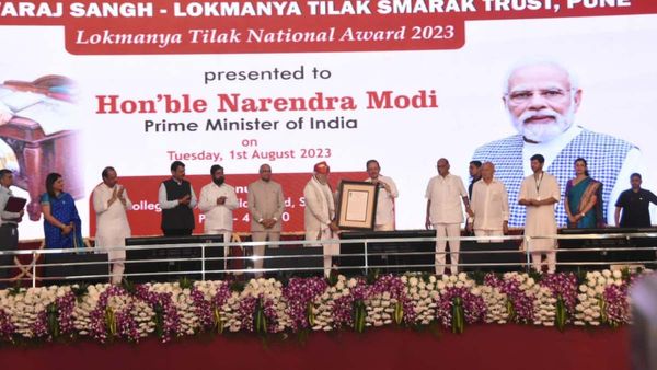 ಅಜಿತ್ ಪವಾರ್‌ ಬೆನ್ನು ತಟ್ಟಿದ ಮೋದಿ: ಮೋದಿ ಬೆನ್ನು ತಟ್ಟಿದ ಶರದ್‌ ಪವಾರ್‌- ಮಹಾರಾಷ್ಟ್ರ ರಾಜಕಾರಣದಲ್ಲಿ ಫುಲ್ ಕನ್ಫ್ಯೂಷನ್