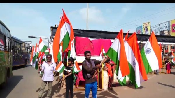 ಹುಬ್ಬಳ್ಳಿ: ಖಾದಿ ನೆಲದಲ್ಲಿಯೇ ಹೆಚ್ಚಿದ ಮಾರಕ ಪಾಲಿಸ್ಟರ್ ರಾಷ್ಟ್ರಧ್ವಜಗಳ ಮಾರಾಟ