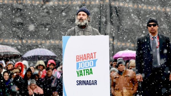 Rahul Gandhi: ಸದನದಲ್ಲಿ ಫ್ಲೈಯಿಂಗ್ ಕಿಸ್ ಕೊಟ್ಟ ರಾಹುಲ್ ಗಾಂಧಿ- ಸಿಡಿಮಿಡಿಗೊಂಡ ಸ್ಮೃತಿ ಇರಾನಿ