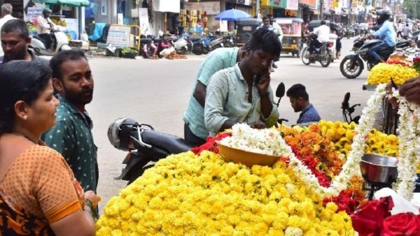 Varamahalakshmi festival 2023: ಗಗನಕ್ಕೇರಿದ ಹೂ, ಹಣ್ಣುಗಳ ಬೆಲೆ, ರಾಯಚೂರು ಜಿಲ್ಲೆಯಲ್ಲಿ ದರ ಹೀಗಿದೆ