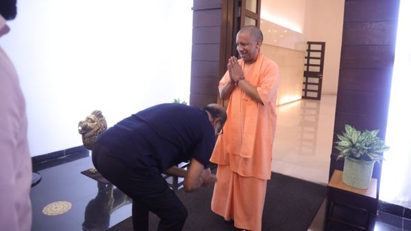 ಯೋಗಿ ಆದಿತ್ಯನಾಥ್‌ರನ್ನು ಭೇಟಿ ಮಾಡಿದ ರಜನಿಕಾಂತ್: ಸಿಎಂ ಪಾದಕ್ಕೆ ನಮಸ್ಕರಿಸಿದ ಸೂಪರ್ ಸ್ಟಾರ್