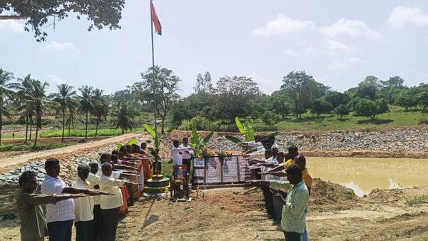 Independence Day 2023: ಮಾಗಡಿ ತಾಲೂಕಿನ ಅಮೃತ್ ಸರೋವರ ಕೆರೆ ದಂಡೆ ಮೇಲೆ ಧ್ವಜಾರೋಹಣ