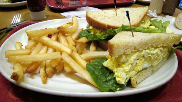 ಸ್ಯಾಂಡ್‌ವಿಚ್ ಅನ್ನು ಅರ್ಧಕ್ಕೆ ಕತ್ತರಿಸಲು 182 ರೂ: ಬಿಲ್ ಕಂಡು ಪ್ರವಾಸಿಗ ಶಾಕ್!