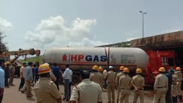 ಅಂಡರ್‌ ಪಾಸ್‌ನಲ್ಲಿ ಸಿಲುಕಿ ಗ್ಯಾಸ್ ಸೋರಿಕೆಯಾಗಿದ್ದ ಟ್ಯಾಂಕರ್ ತೆರವು: ನಿಟ್ಟುಸಿರು ಬಿಟ್ಟ ಧಾರವಾಡ ಜನ