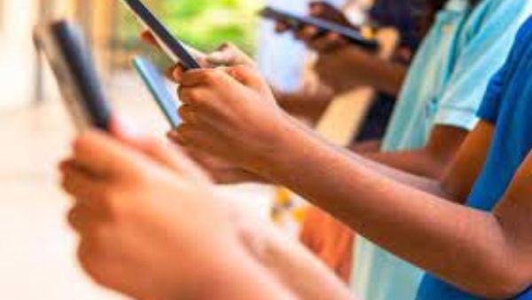 ತರಗತಿಗಳಿಗೆ ಶಿಕ್ಷಕರು ಮೊಬೈಲ್‌ ಫೋನ್ ತರುವಂತಿಲ್ಲ, ಹೀಗೊಂದು ಹೊಸ ಆದೇಶ