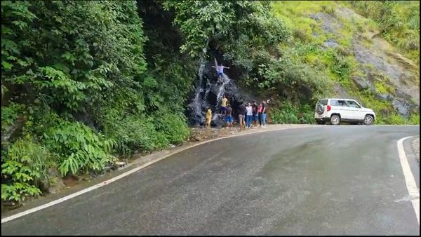 ಮೂಡಿಗೆರೆ: ಚಾರ್ಮಾಡಿ ಘಾಟ್‌ ಬಳಿ ಮತ್ತೆ ಮುಂದುವರೆದ ಪ್ರವಾಸಿಗರ ಪುಂಡಾಟ