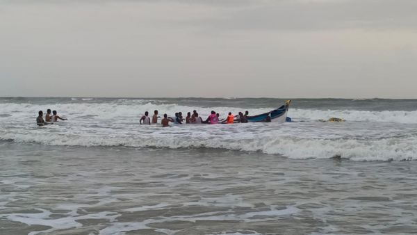 ಬೈಂದೂರು: ಕಡಲ ಅಲೆಗೆ ಸಿಲುಕಿದ ದೋಣಿ, ಇಬ್ಬರು ಮೀನುಗಾರರು ಸಾವು