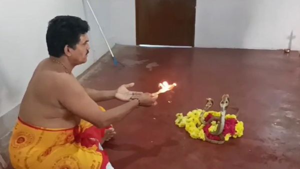 ನಾಗರ ಪಂಚಮಿ ಸಂಭ್ರಮ: ಕಾಪುವಿನಲ್ಲಿ ಜೀವಂತ ಹಾವಿಗೆ ಜಲಾಭಿಷೇಕ