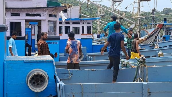 ಮೀನುಗಾರಿಕೆ ಆರಂಭವಾದರೂ ಬಾರದ ಕಾರ್ಮಿಕರು: ಬಂದರಿನಲ್ಲೇ ಉಳಿದ ಬೋಟ್‌ಗಳು