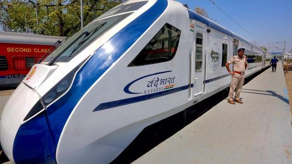 ಬೆಂಗಳೂರು-ಹೈದ್ರಾಬಾದ್ ವಂದೇ ಭಾರತ್ ಎಕ್ಸ್‌ಪ್ರೆಸ್‌: ರಾಜ್ಯದ ಈ ಜಿಲ್ಲೆಗೆ ನಿಲುಗಡೆಗೆ ಆಗ್ರಹ, ಕೇಂದ್ರಕ್ಕೆ ಪತ್ರ ಸಾಧ್ಯತೆ