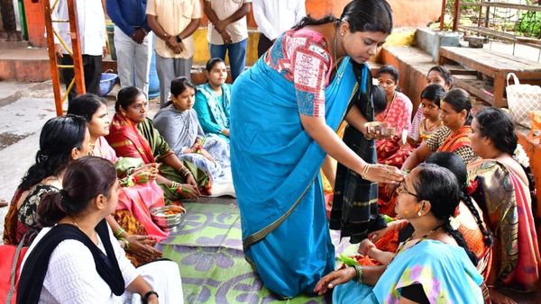 ವರಮಹಾಲಕ್ಷ್ಮಿ ಹಬ್ಬದ ಸಂಭ್ರಮ: ಮಹಿಳೆಯರಿಗೆ ಉಡಿ ತುಂಬಿ ಶುಭ ಹಾರೈಸಿದ ಧಾರವಾಡ ಅಪರ ಜಿಲ್ಲಾಧಿಕಾರಿ