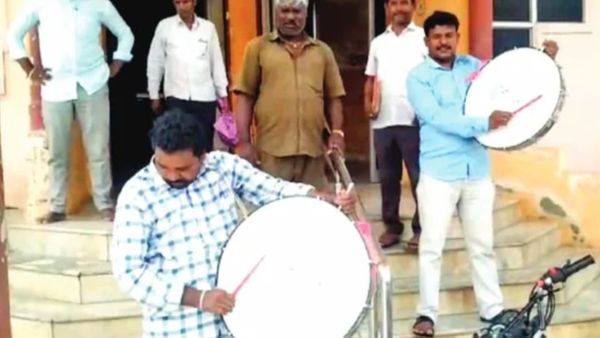 ವಿಜಯಪುರ: ಬಾರ್ ಮುಂದೆ ಹಲಿಗೆ ಬಾರಿಸಿದ ಪೌರಕಾರ್ಮಿಕರು, ತೆರಿಗೆ ಪಾವತಿಸುವಂತೆ ಒತ್ತಾಯ