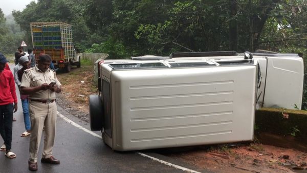 ರಸ್ತೆ ಕಾಣದಂತೆ ಆವರಿಸಿದ ದಟ್ಟ ಮಂಜು: ಚಾರ್ಮಾಡಿ ಘಾಟ್‌ ಬಳಿ ಎರಡು ಕಡೆ ಅಪಘಾತ, ಸ್ಥಳೀಯರ ಆಗ್ರಹವೇನು?