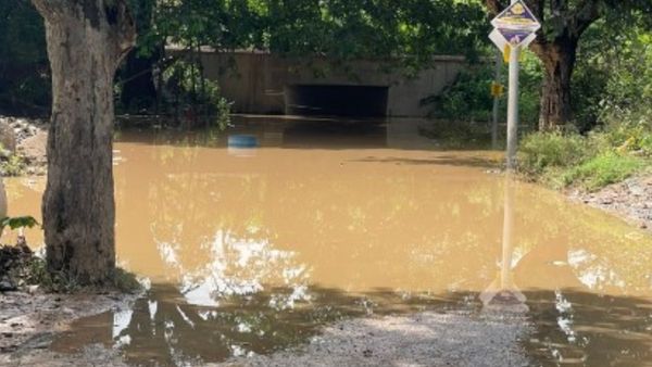 Bengaluru: ಭಾರಿ ಮಳೆಗೆ ಕ್ರೋಮಾ ರೈಲ್ವೆ ಅಂಡರ್‌ಪಾಸ್‌ ಜಲಾವೃತ, ಸಿಲುಕಿದ್ದ ಕಾರು