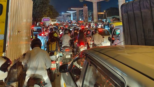 ಬೆಂಗಳೂರು ಟ್ರಾಫಿಕ್‌ನಲ್ಲಿ ಸಿಗಾಕಿಕೊಂಡಾಗ ಪಿಜ್ಜಾ ಆರ್ಡರ್ ಮಾಡಿದ ವ್ಯಕ್ತಿ: ಸಿಗ್ನಲ್ ಬಿಡುವ ಮುಂಚೆ ಪಿಜ್ಜಾ ತಲುಪಿಸಿದ ಡಾಮಿನೋಸ್