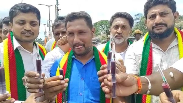 ಕಾವೇರಿ ಕಿಚ್ಚು: ರಾಮನಗರದಲ್ಲಿ ಸಿರಿಂಜ್‌ನಲ್ಲಿ ರಕ್ತ ತೆಗೆದು ರಸ್ತೆಗೆ ಚೆಲ್ಲಿದ ಪ್ರತಿಭಟನಾಕಾರರು